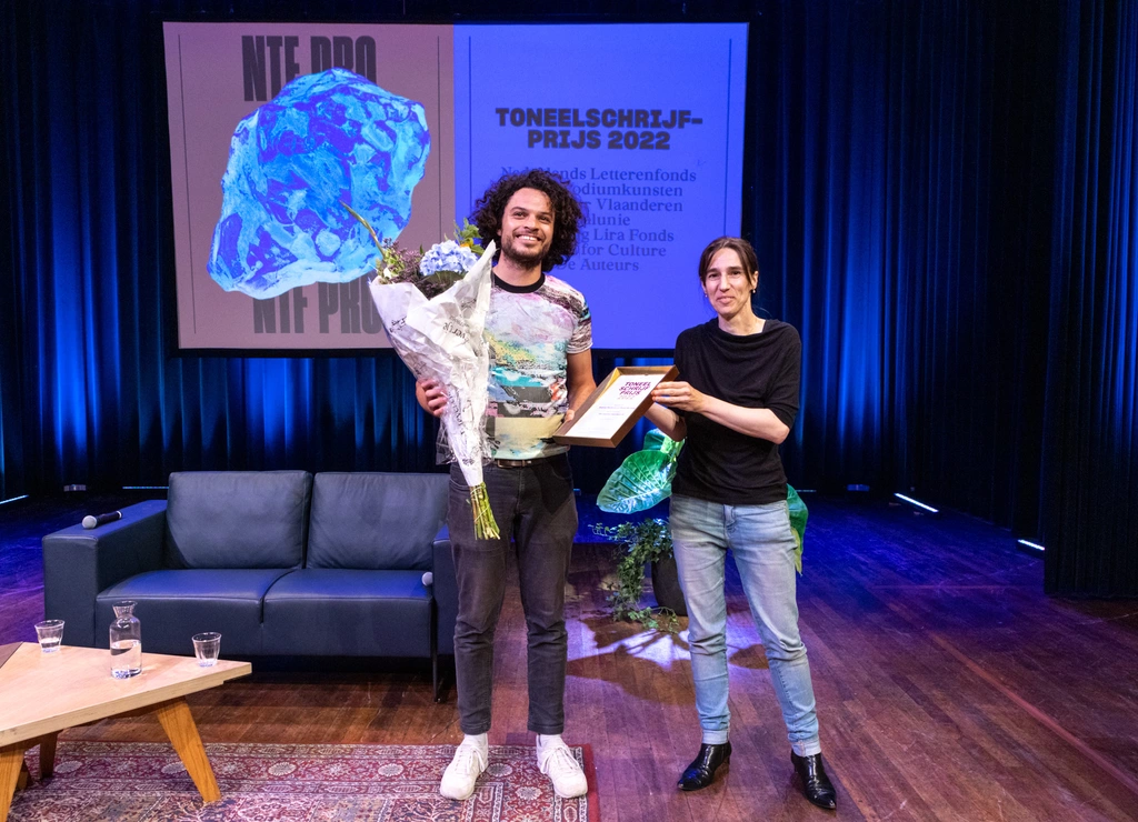 Mathieu Wijdeven met juryvoorzitter Els Van Steenberghe | foto: © Eric Kampherbeek